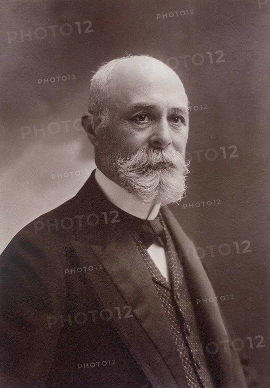 Henri Becquerel around 1903 Henri Becquerel was a French physicist and discovered radioactivity in 1896, which he called uranium rays, as he worked with uranium salts. Together with i, Marie and Pierre Curie, he received the Nobel Prize in Physics on a pro rata basis. research, science, contemporary history, historical