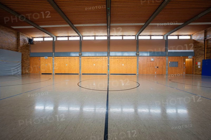Large sports hall with wooden elements and a central playing field marker, Schlehengäu Grund Schule Gechingen, Calw district, Germany
