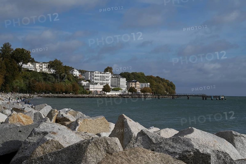 Large stones on the shore, behind Hotel Fürstenhof and pier, blue sky and clouds, Sassnitz, Rügen, island, Baltic Sea, Mecklenburg-Western Pomerania, Germany