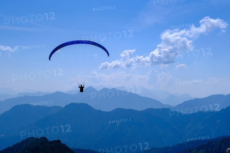 Paragliders in front of the Chiemgau Alps, on Hochfelln, Bergen, Chiemgau, Upper Bavaria, Bavaria, Germany