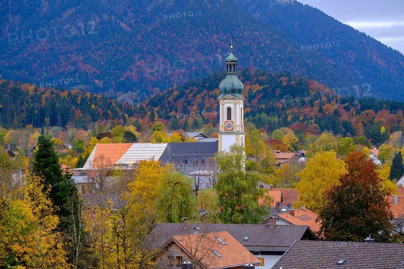 Lenggries, mit Pfarrkirche St. Jakob, Isartal, Upper Bavaria, Bavaria, Germany