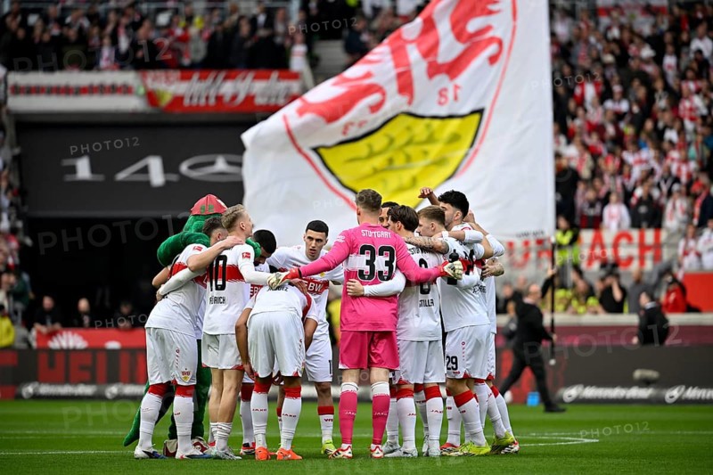 Team building, circle of the team in front of the start of the game VfB Stuttgart in front of flag, logo, coat of arms, soccer Bundesliga, MHPArena, MHP Arena Stuttgart, Baden-Württemberg, Germany