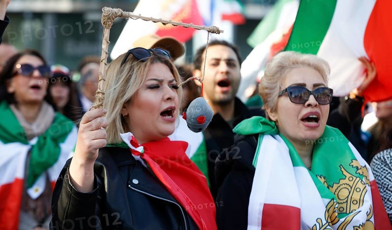 Iranians demonstrate on the day of the US and Israeli attack on Iran in Berlin, 28.02.2026. Many people call Mush Ali Khamenei. A demonstrator holds a stuffed mouse on a gallows. Mush means mouse. From the point of view of the protesters, Obermullah Khamenei hides in the bunker like a mouse in a hole, Berlin, Germany