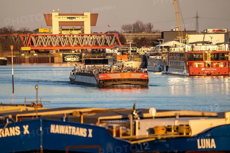 Inland vessels, in the port canal in the port of Ruhrpott, have left the Meiderich canal lock, from the Rhine-Herne Canal and are heading for the Rhine, Tanker Synthese-3, Duisburg, North Rhine-Westphalia, Germany