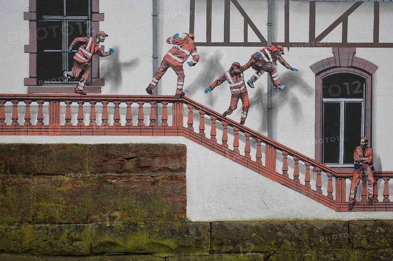 Mural construction by Jaune 2020, alleyway art, graffiti, construction workers jumping on balustrade, staircase, symbol, against, occupational safety, accident prevention, risk, curious, construction site, mason, road worker, Baugasse, Bad Vilbel, Wetterau, Hesse, Germany
