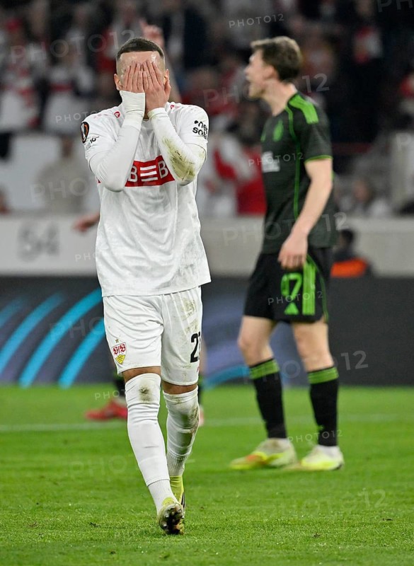 Badredine Bouanani VfB Stuttgart (27) disappoints Dane Murray Celtic Glasgow FC (47) Football UEFA Europa League, MHPArena, MHP Arena Stuttgart, Baden-Württemberg, Germany