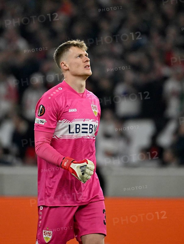Goalkeeper Alexander Nübel VfB Stuttgart (33) Looking up Football UEFA Europa League, MHPArena, MHP Arena Stuttgart, Baden-Württemberg, Germany