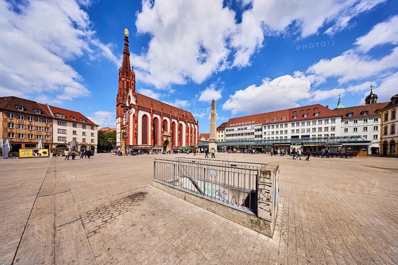 Marienkapelle, chapel, obelisk fountain, obelisk, mussel limestone, access to the underground car park, stainless steel railing, maypole, city center, pedestrian zone, general architecture, residential buildings and commercial buildings, square, pedestrians as a secondary motif, blue sky, cumulus clouds, Unterer Markt, Würzburg, Lower Franconia, district-free city, Bavaria, Germany