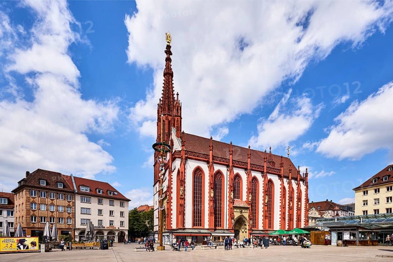 Marienkapelle, chapel, Gothic style, maypole, pedestrian zone, city center, general architecture, pedestrians as secondary motif, blue sky, cumulus clouds, marketplace square, Unterer Markt, Würzburg, Lower Franconia, district-free city, Bavaria, Germany