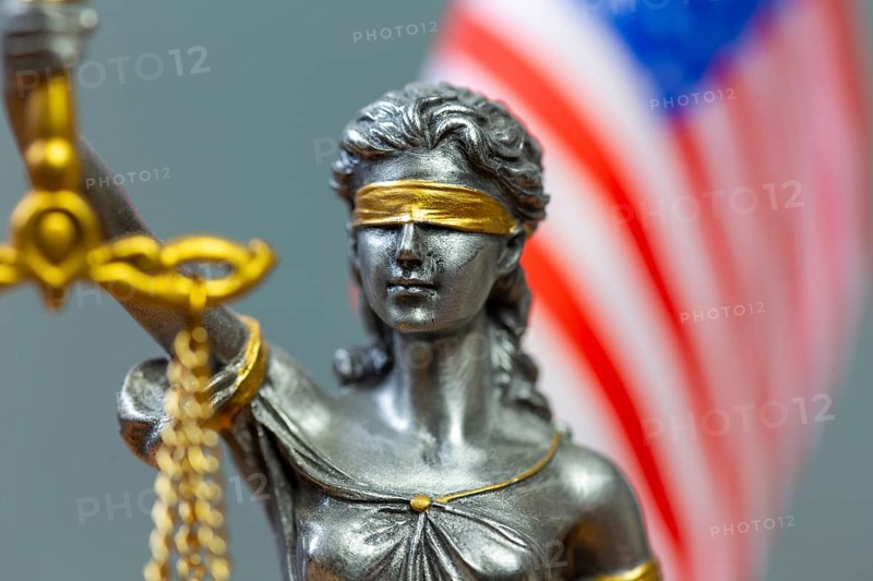 Close-up of a Justitia in front of the flag of the USA (symbolic image)