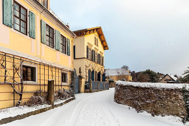 Landhaus des Meinholdschen Weingut in the snow, today Weingut Aust, Oberlössnitz, Radebeul, Saxony, Germany