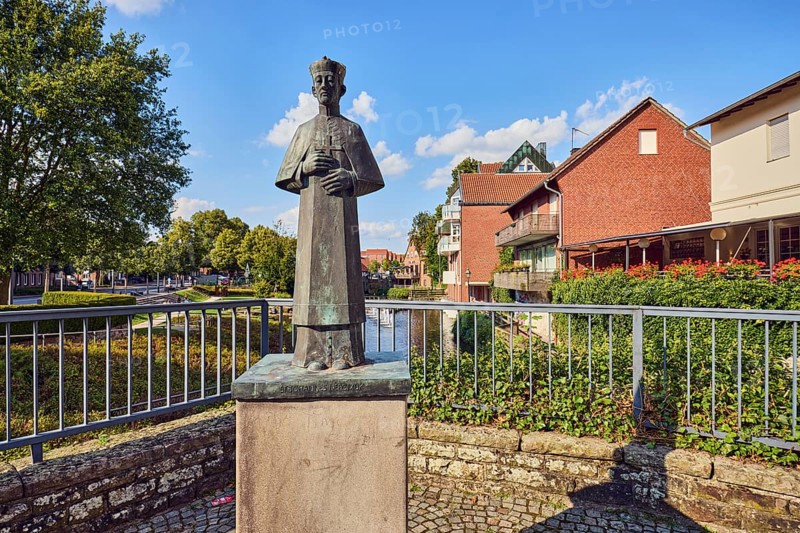 Saint John Nepomuk bridge saint, general architecture, houses, brick buildings, residential buildings, Mühlenstever, Stever river, metal railing, pedestrian bridge, pedestrian zone, trees, blue sky, cumulus clouds, Mühlenstraße, Borgmühlenpättken, Lüdinghausen, Münsterland, Coesfeld district, North Rhine-Westphalia, Germany