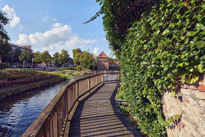 Mühlenstever, river Stever, wooden footbridge, wooden railing, wall, common ivy (Hedera helix), general architecture, houses, green area, lawn, trees, blue sky, cumulus clouds, Borgmühlenpättken, Lüdinghausen, Münsterland, Coesfeld district, North Rhine-Westphalia, Germany