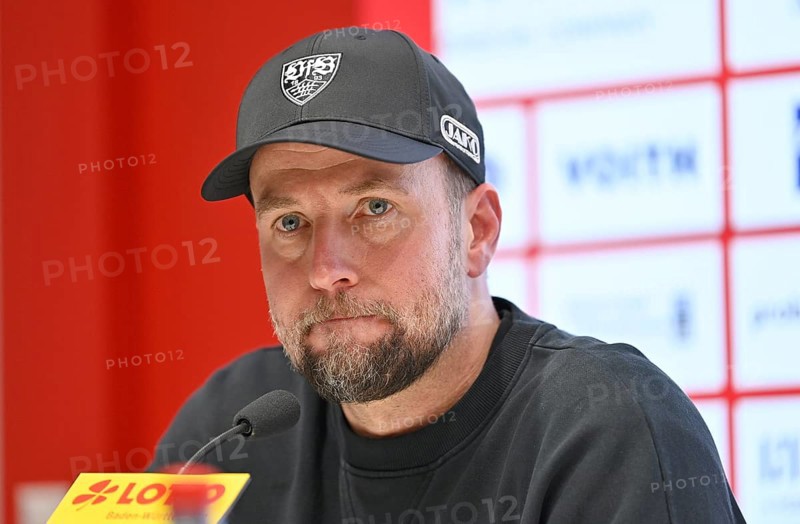 Press conference coach Sebastian Hoeness VfB Stuttgart portrait dissatisfied sour disappointed gesture soccer Bundesliga, Voith-Arena, Heidenheim, Baden-Württemberg, Germany