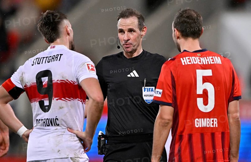 Referee Sascha Stegemann in discussion with Ermedin Demirovic VfB Stuttgart (09) Benedikt Gimber 1. FC Heidenheim 1846 FCH (05) Soccer Bundesliga, Voith-Arena, Heidenheim, Baden-Württemberg, Germany
