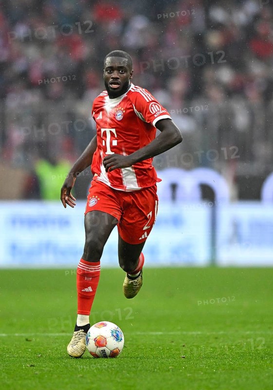 Dayot Upamecano FC Bayern Munich FCB (02) Action on the ball Rain, Football Bundesliga, Allianz Arena, Munich, Bayern, Germany