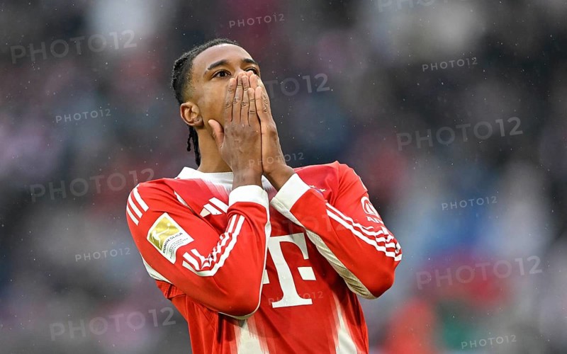 Michael Olise FC Bayern Munich FCB (17) disappointed Portrait Gesture Gesture Rain, Football Bundesliga, Allianz Arena, Munich, Bavaria, Germany