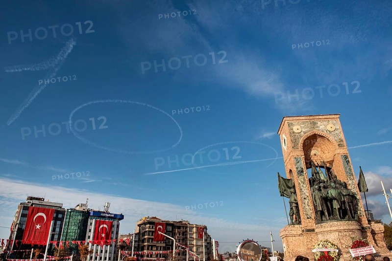 Istanbul, Turkey. October 29th 2023 Planes write the number 100 in the sky above the Mustafa Kemal Ataturk Monument of the Republic on the 100th anniversary of the founding of the modern state of Turkey