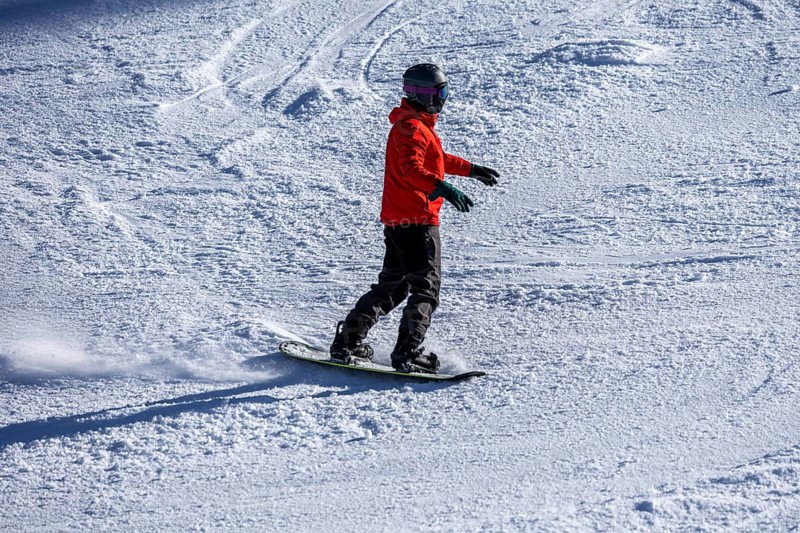 Oberjoch, Bavaria: Experienced snowboarder on red slopes
