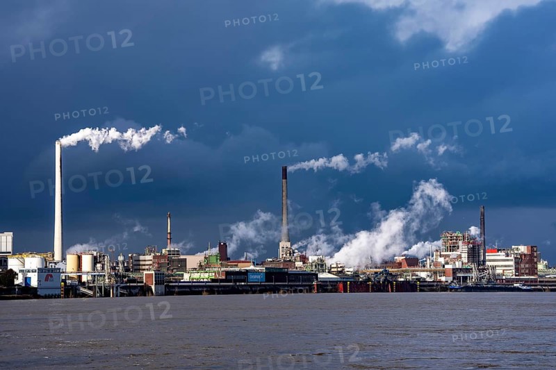 Chempark Krefeld-Uerdingen, around 40 companies are located in the chemical park on the Rhine, there are 3 chemparks in North Rhine-Westphalia, on the Rhine, Germany