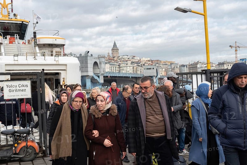 Istanbul, Turkey. January 3rd 2025 A crowd of passengers disembark the ferry from the Asian side of the Turkish city of Istanbul, Turkey