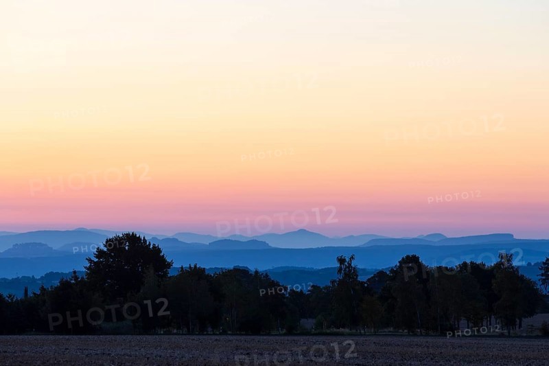 Colourful morning sky towards Saxon Switzerland seen from Lerchenberg, sunrise, Lerchenberg, Börnchen, Bannewitz, Saxony, Germany