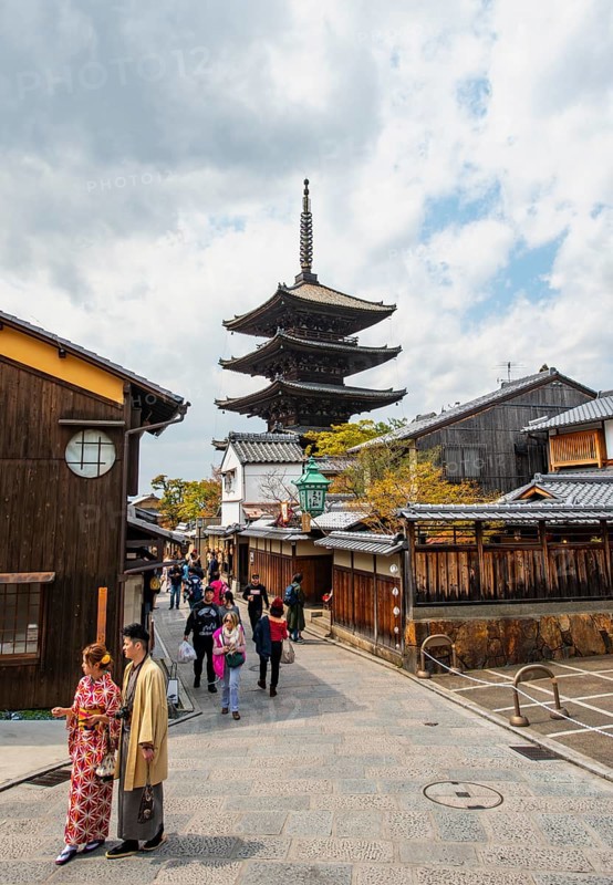 Couple in kimono, Yasaka dori historic street in the old town with traditional Japanese houses, five-story Yasaka pagoda of the Buddhist Hokanji Temple, Higashiyama, Kyoto, Japan