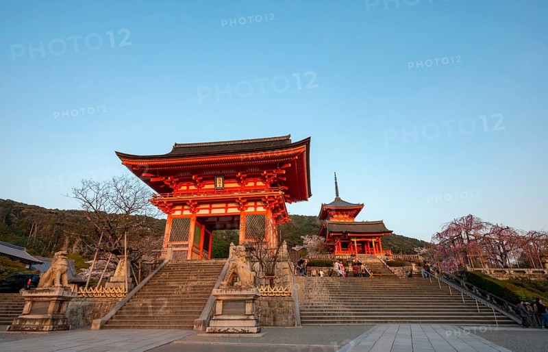 Niomon and Nishimon gates at the entrance of Kiyomizu-dera Temple, in the evening light, Buddhist temple complex, Higashiyama, Kyoto