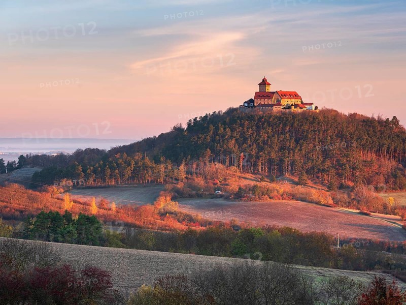 View of Wachsenburg Castle in the first morning light in autumn, Burgenensemble Drei Gleichen, Thüringer Burgenland, Thuringian Basin, Holzhausen, Thuringia, Germany