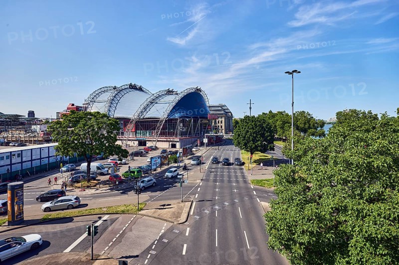 Large tent Musical Dome, general architecture, street, lantern, lanes, road markings lanes, pedestrian ford and stop line, cars, parking lot, lawn, trees, bird's-eye view, blue sky, cirrus clouds, federal road B51, Konrad-Adenauer-Ufer, Cologne, district-free city, North Rhine-Westphalia, Germany