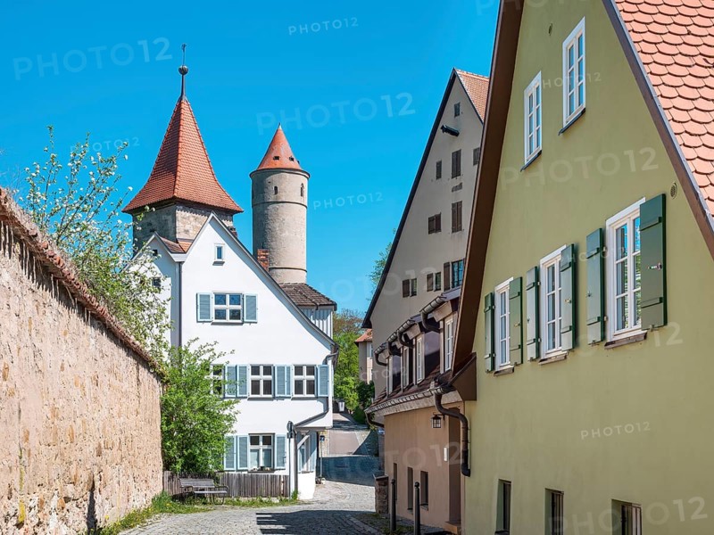 Alley on the city wall with defensive towers and town houses, Epiphany Tower and Green Tower, Dinkelsbühl, Middle Franconia, Bavaria, Germany