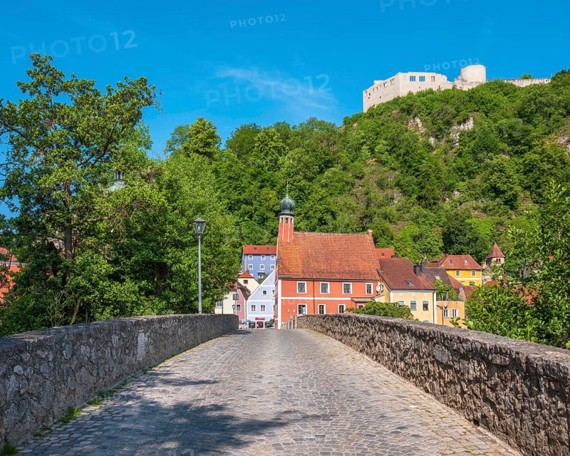 The historic old town with castle ruins, parish church of St. Michael and Steinerner Brücke, Kallmünz an der Naab, Upper Palatinate, Bavaria, Germany