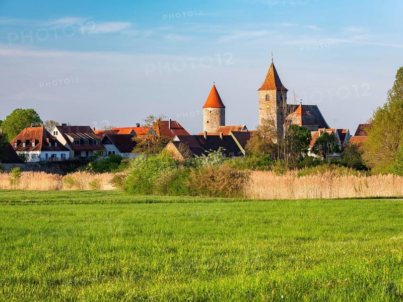 View over a meadow in the Altmühltal valley to the historic old town of Ornbau in the evening light, Ornbau, Middle Franconia, Bavaria, Germany