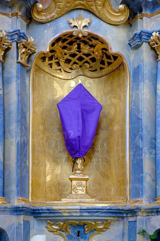 Holy Week, Lent, veiled cross, St. Notburga, Pfarrkirche St. Michael, Bertoldshofen, Ostallgäu, Swabia, Bavaria, Germany
