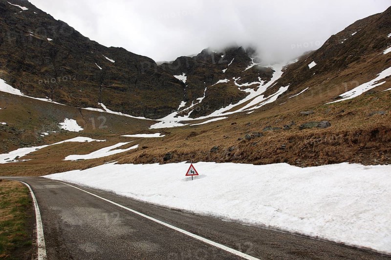 Transfogarasan Highway, Transfagarasan, connects the Arges Valley in Great Wallachia with the Olt Valley in Transylvania, crossing the Fagaras Mountains in the Transylvania Alps, to melt snow in May, Romania