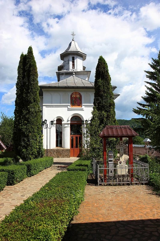 Biserica Sfantul Ierarh Nicolael, Saint Nicholas Church, with cemetery, in the municipality of Bradulet, in Arges County, Romania