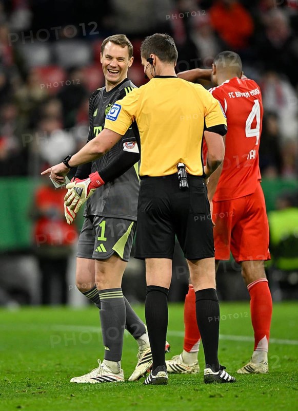 Referee Referee Daniel Siebert Gesture Gesture in conversation Discussion with goalkeeper Manuel Neuer FC Bayern Munich FCB (01) Soccer Bundesliga, DFB-Pokal, Allianz Arena, Munich, Bavaria, Germany