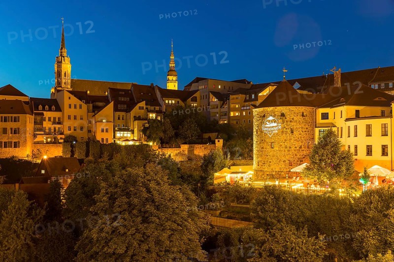 City view at night with St. Petri Cathedral, Town Hall Tower and Röhrscheidtbastei with beer garden, Bautzen, Upper Lusatia, Saxony, Germany