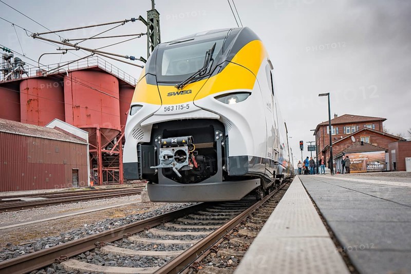 Modern train on the tracks with technical details in the foreground, Siemens Micro Plus B battery electric train, Hermann, Hesse, Bahn, Weil der Stadt, Böblingen district, Germany