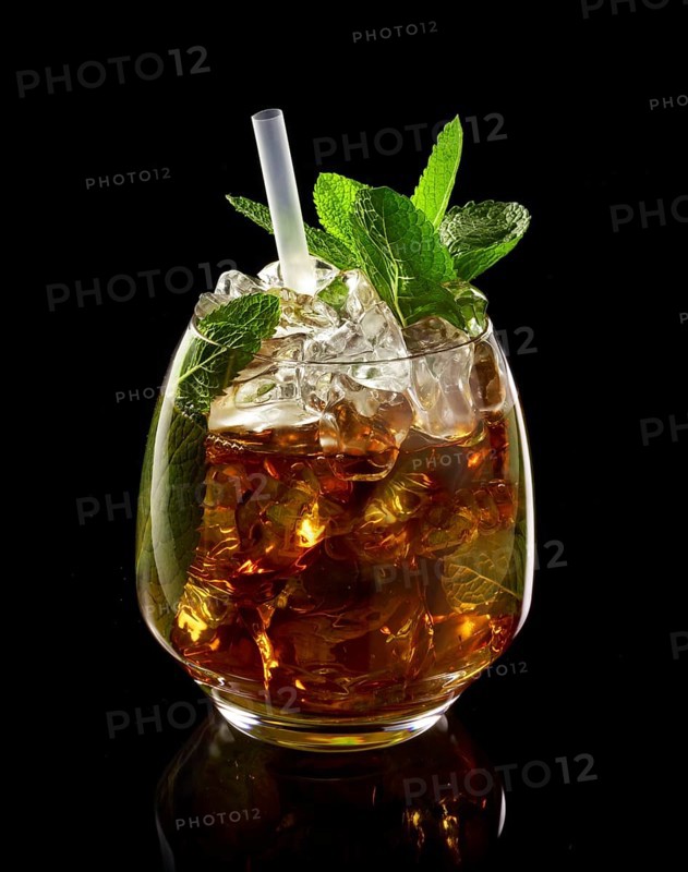 Cocktail in front of a black background, studio shot
