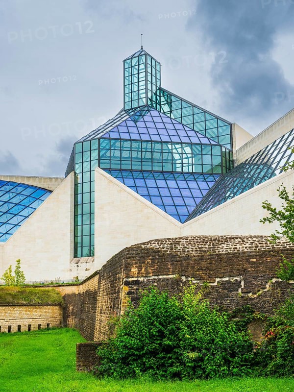 Exterior view of Mudam Luxembourg – Musée d'Art Moderne Grand-Duc Jean on the Kirchberg Plateau in the European Quarter of Luxembourg City, Luxembourg. Contemporary glass-and-steel architecture designed by I. M. Pei, photographed in daylight, showcasing clean geometric lines and modern cultural landmark in an urban business district