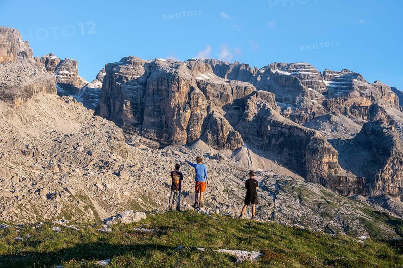 Hikers on the Grosté Plateau, mountain peaks of the Brenta Mountains, Brenta, Brenta-Adamello Natural Park, Trentino, Italy