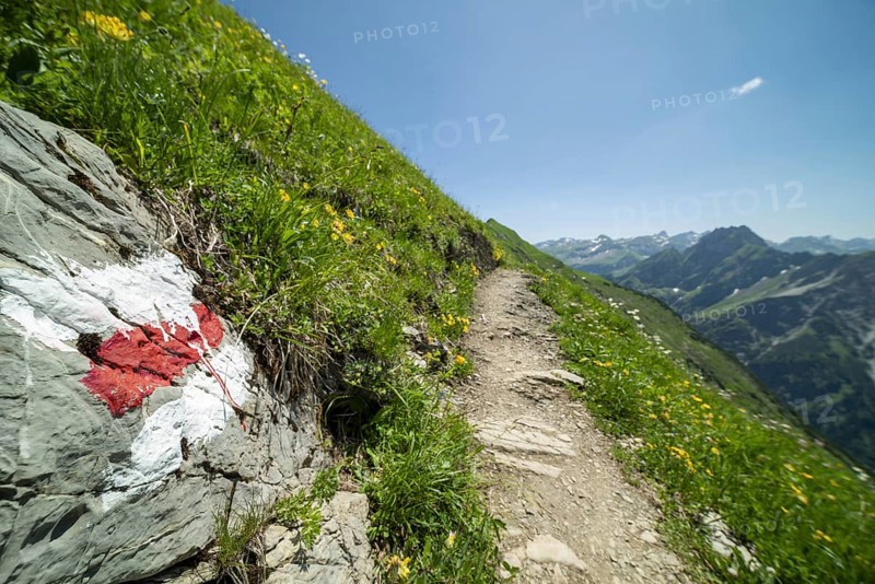Trail marker on the Laufbacher-Eckweg, a demanding high-altitude hiking trail from Höfatsblick mountain station to Oytal, Allgäu Alps, Allgäu, Bavaria, Germany
