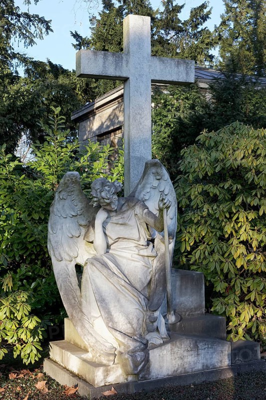 Tomb of painter Andreas Achenbach, grave angel of sculptor Karl Janssen, Nordfriedhof Düsseldorf, North Rhine-Westphalia, Germany