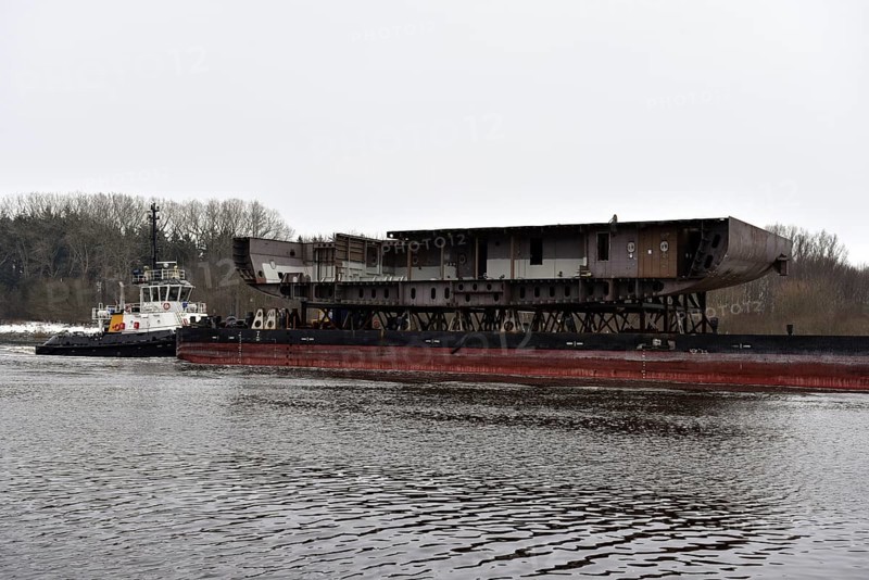 Tugboat, tow ship, bring part of a new ship through the Kiel Canal, NOK, Kiel Canal, Kiel Canal, Schleswig-Holstein, Germany