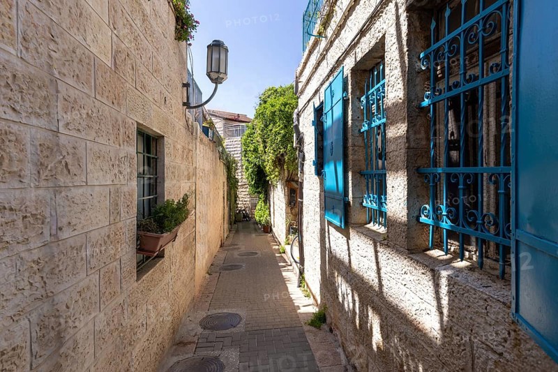 Israel, Jerusalem old narrow streets of Nahlaot historic center with many small synagogues