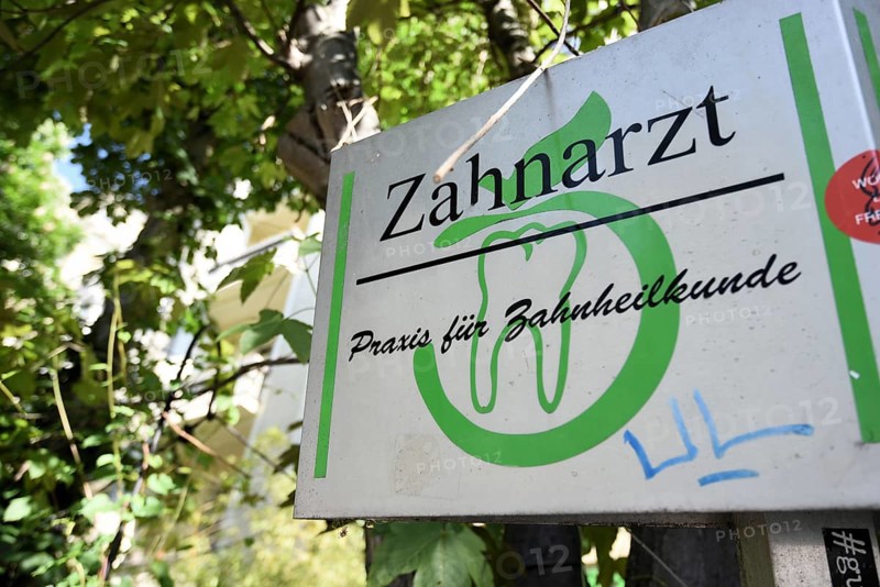 Sign at a dental practice on the Landwehr Canal in Kreuzberg, also the dental practice notice