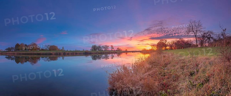 Intensive sunset on the Weser, Mahlen, Hassel, Nienburg, Lower Saxony, Germany