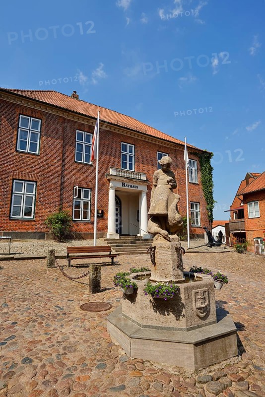 Bernhard Butzke Town Hall and Gänseliesel Fountain, Plön, Holstein Switzerland nature park Park, Schleswig-Holstein, Germany
