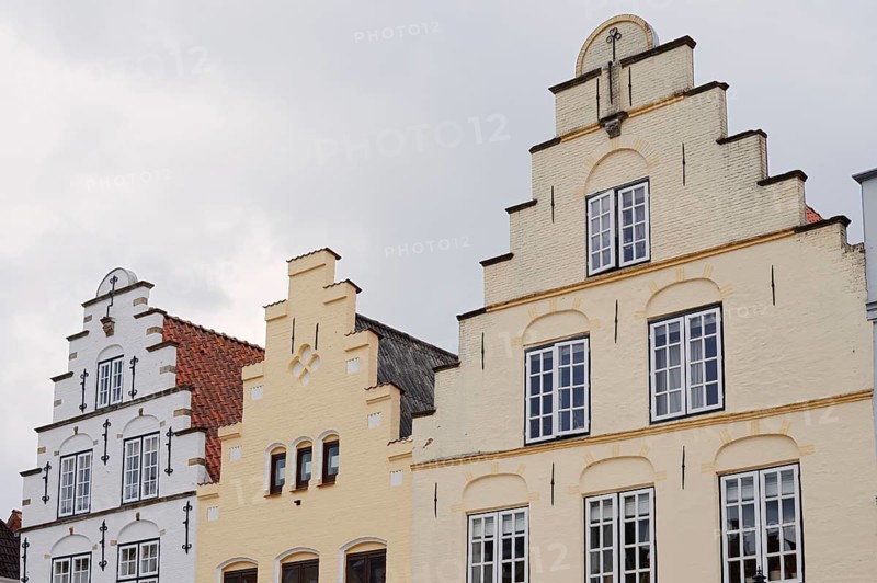 Historic gabled houses on the market square, 'Little Amsterdam of the North' Friedrichstadt, North Frisia, Schleswig-Holstein, Germany